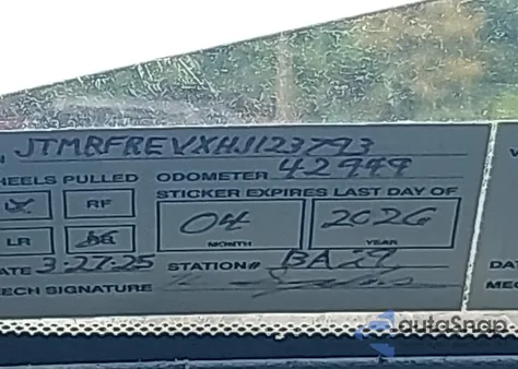 2017 Toyota Rav4 Xle z USA, uszkodzony, nr VIN JTMRFREVXHJ123793